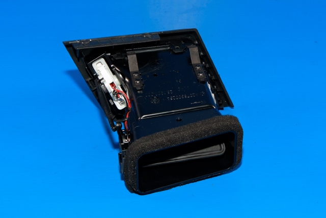Dashbord friskluftdyse høyre til Mercedes E-Klasse, Coupe/Cab 2009-2013 (Fase 1) (C207) (C207) (MERCEDES|A 207 830 10 54|)