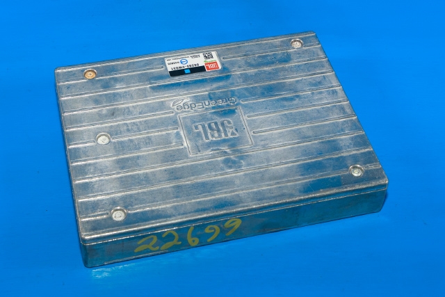 Bilstereo forsterker til Toyota Prius +7 2012-2020 (Type III) (stasjonsvogn) (stasjonsvogn) (TOYOTA|86280-0W831|)