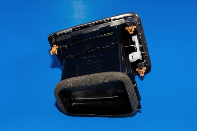 Dashbord friskluftdyse venstre til Suzuki SX4 S-CROSS 2013-->> (Type II) (SUZUKI|73640-61M00-HTV|)