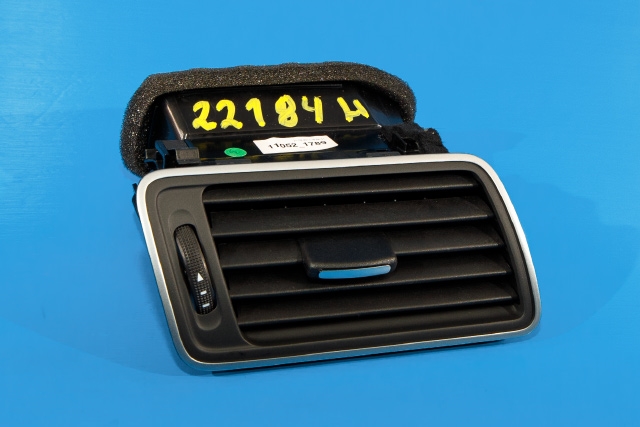 Dashbord friskluftdyse høyre til VW Passat, 2011-2015 (B7) (B7) (VAG|3AB 819 702 A)