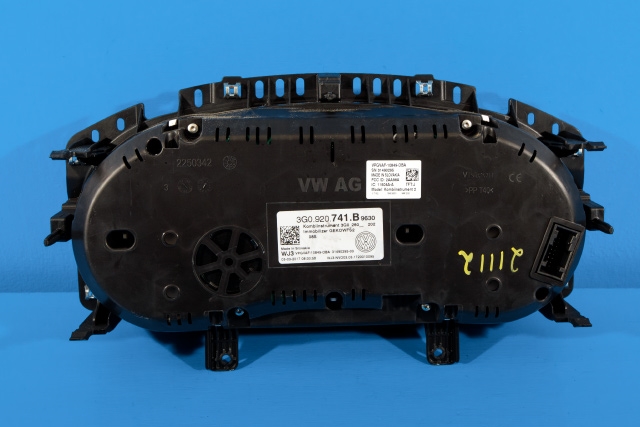 Instrumentpanel til VW Passat 2015-2019 (Fase 1) (B8) (B8) (VAG|3G0 920 741 B|)