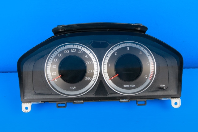 Instrumentpanel til Volvo V70, 2007-2013 (Type III, Fase 1)  (YAZAKI|69799-610U)