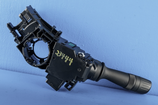 Bryter blink til Toyota RAV4 2013-2015 (Type IV, Fase 1) (TOYOTA|33250-17F744|)