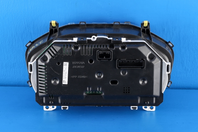 Instrumentpanel til Toyota Yaris 2014-2020 (Type III, Fase 2)  (DENSO|157560-7773|83800-0U390|)