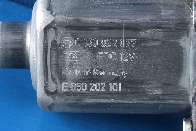 Ruteheis, kun motor, høyre foran til VW Touran 2015-2021 (Type II)  (BOSCH|0 130 822 077|5Q0 959 801 C|)