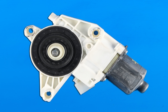 Ruteheis, kun motor, venstre foran til Mercedes C-Klasse 2011-2014 (Fase 2) (W204) (W204) (BOSCH|0 130 822 503|A 204 820 01 42|)