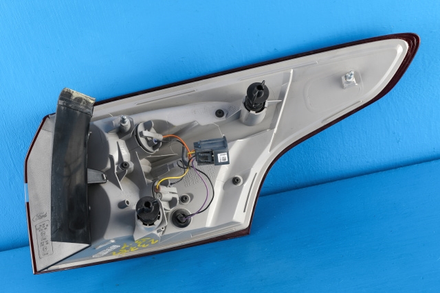Baklykt venstre ytre til Ford Focus 2014-2018 (Type III, Fase 2)  (FORD|F1EB-13405-EA|)