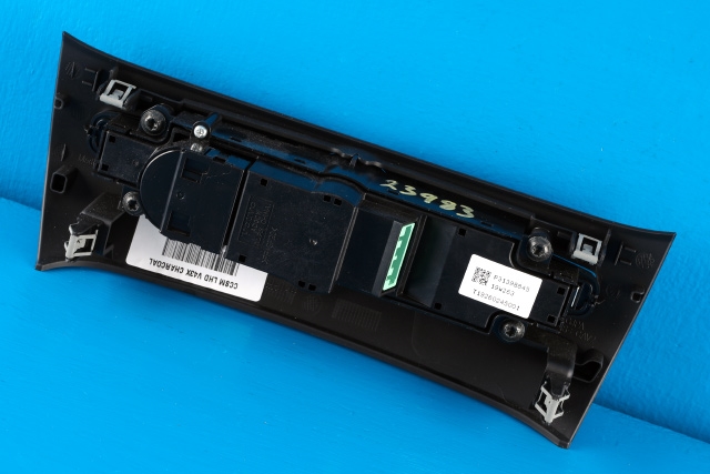 Bilstereo betjeningspanel til Volvo V60 / V60 CC 2018-->> (Type II)  (VOLVO|P31398845|)