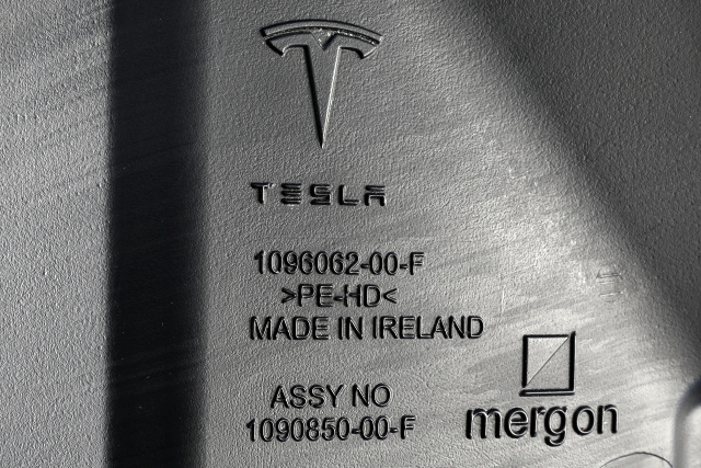 Spylertank foran til Tesla Model 3 2018-2023 (Fase 1) (TESLA|1096062-00-F|)