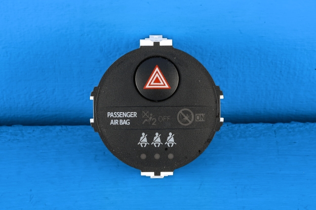 Bryter nødblink til Toyota Yaris, 2014-2020 (Type III, Fase 2)  (TOYOTA|83950-0D100)