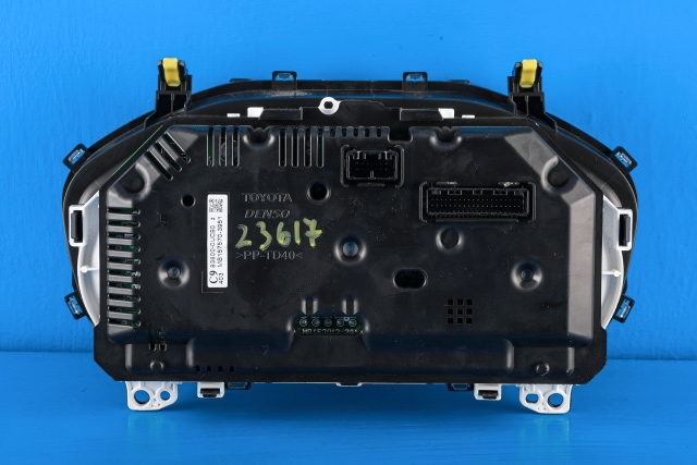 Instrumentpanel til Toyota Yaris 2014-2020 (Type III, Fase 2)  (DENSO|157570-3951|83800-0UC90|)