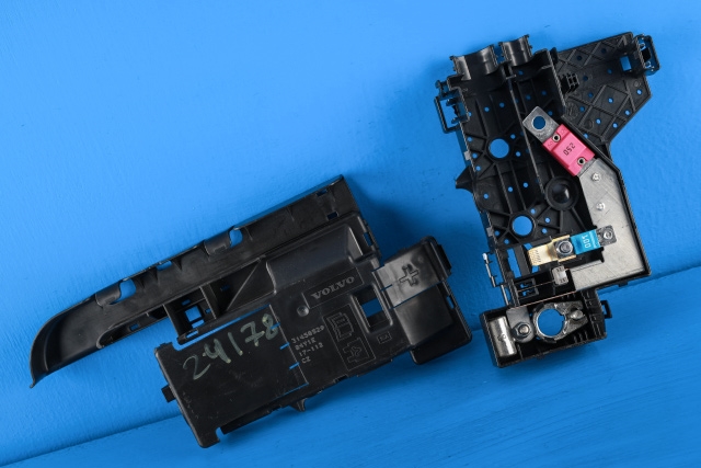 Sikringsboks motorrom til Volvo V90 / V90 CC / S90 2016-->>  (VOLVO|31450529|)
