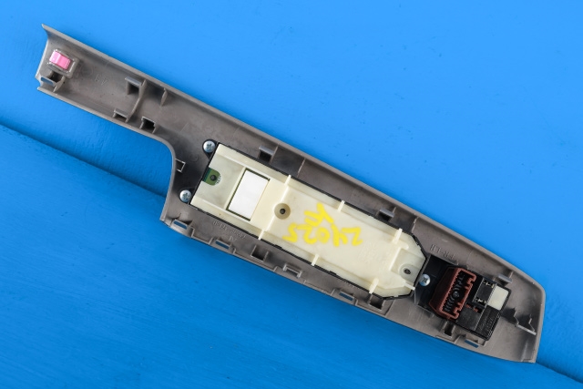 Bryter ruteheis førerdørspanel til Toyota Prius +7 2012-2020 (Type III) (stasjonsvogn) (stasjonsvogn) (TOYOTA|84040-33100|)