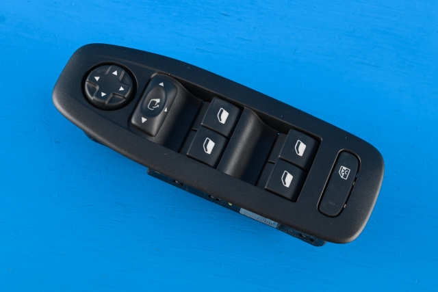 Bryter ruteheis førerdørspanel til Peugeot 2008, 2013-2019 (Type I)  (PEUGEOT|98 242539 ZD)