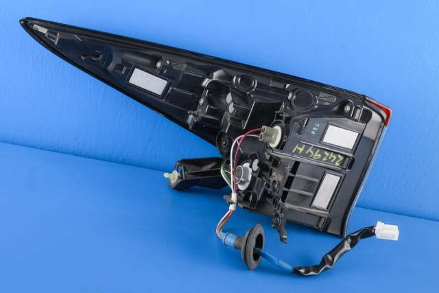 Baklykt høyre ytre til Toyota Prius 2016-2023 (Type IV) (combi) (combi) (TOYOTA|81550-47472|)