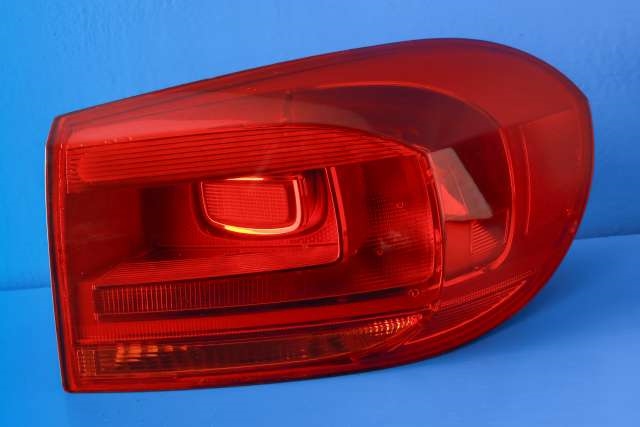 Baklykt høyre ytre til VW Tiguan, 2011-2016 (Type I, Fase 2)  (HELLA|2SD 010 738-02)