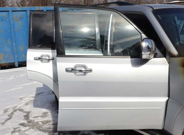 Dør høyre foran til Mitsubishi Pajero 2007-2016 (Type IV, Fase 1)
