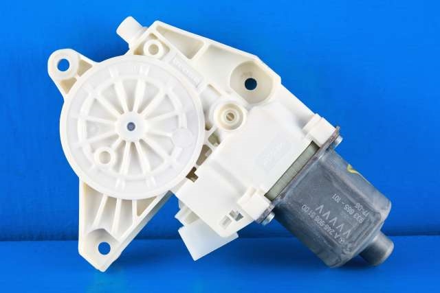 Ruteheis, kun motor, venstre foran til Mercedes GLA, 2014-2020 (X156) (X156) (BOSCH|0 130 822 690)