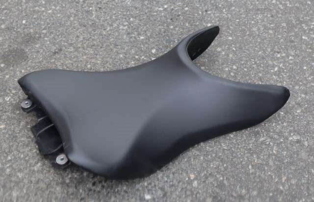MC, Sal/sete, fremre til MC Honda CB125R 2018-->>  (HONDA|77100-K98-E000|)