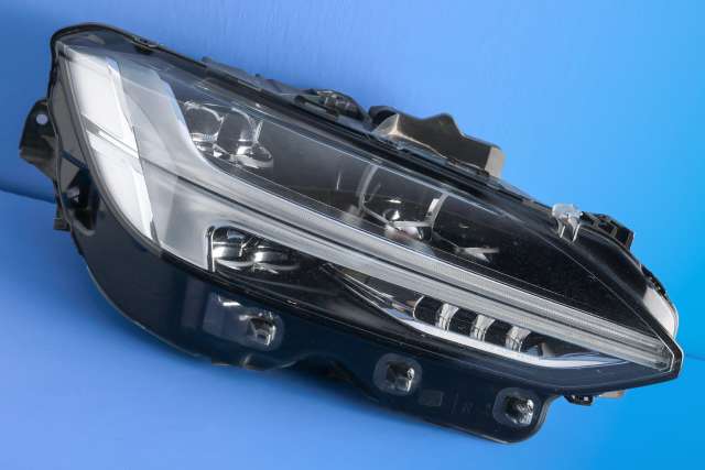 Frontlykt høyre full-LED til Volvo V90 / V90 CC / S90, 2016-->>  (VOLVO|31468901)