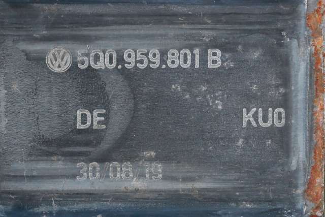 Ruteheis, kun motor, venstre foran til Škoda Octavia 2017-2020 (Type III, Fase 2) (BOSCH|0 130 822 717|5Q0 959 801 B|)