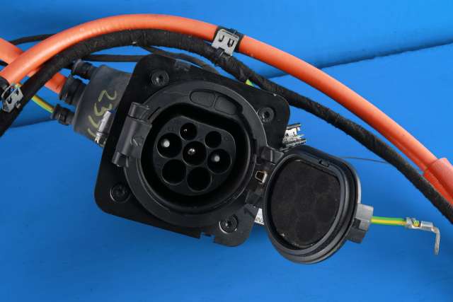 Batterilader inntak/luke til Mercedes GLC 2015-2022 (X253) (X253) (MERCEDES|A 253 540 81 19|)