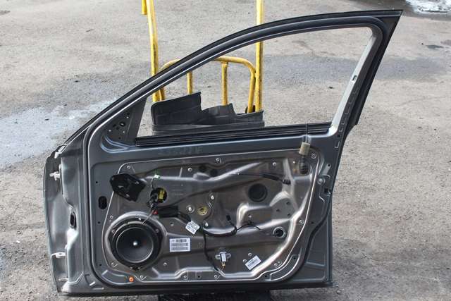 Dør høyre foran til Mercedes C-Klasse 2007-2011 (Fase 1) (W204) (W204) 