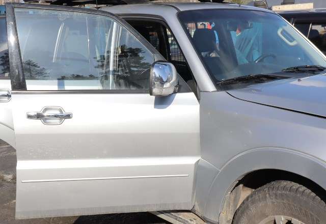 Dør høyre foran til Mitsubishi Pajero, 2007-2016 (Type IV, Fase 1)  