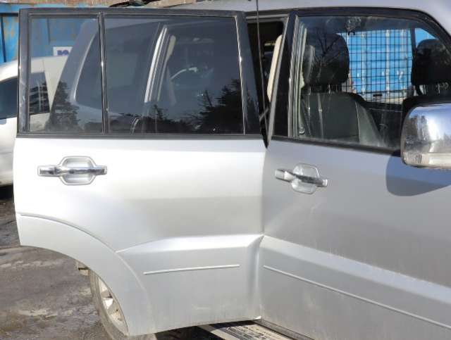 Dør høyre bak til Mitsubishi Pajero, 2007-2016 (Type IV, Fase 1)  