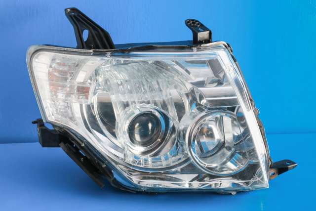Frontlykt høyre xenon til Mitsubishi Pajero, 2007-2016 (Type IV, Fase 1)  