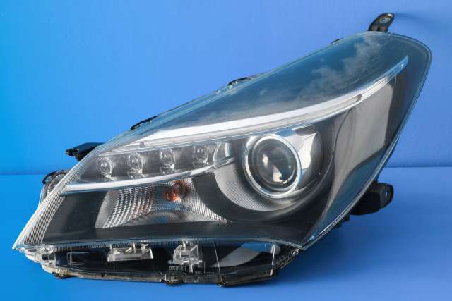 Frontlykt venstre halogen til Toyota Yaris, 2014-2020 (Type III, Fase 2)