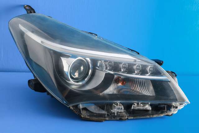 Frontlykt høyre halogen til Toyota Yaris, 2014-2020 (Type III, Fase 2)