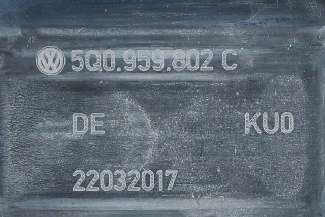 Ruteheis, kun motor, høyre foran til VW e-Golf 2017-2020 (Fase 2)  (BOSCH|0 130 822 076|5Q0 959 802 C|)