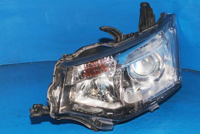 Frontlykt venstre xenon til Mitsubishi Outlander, 2012-2015 (Type III, Fase 1)  (MITSUBISHI|8301C203)