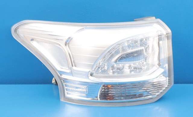 Baklykt venstre ytre til Mitsubishi Outlander, 2012-2015 (Type III, Fase 1) (MITSUBISHI|8330A789)