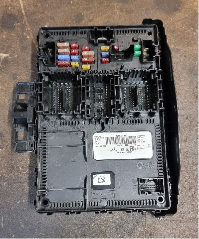 Sikringsboks til Ford Mustang Mach-e 2020-->> (FORD|MU5T-15604-JJFN|F005 V0 3824|8289154)