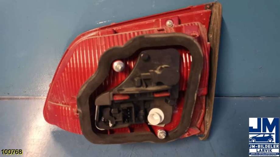Baklykt venstre indre til VW Touran 2010-2015 (Type I, Fase 3)  (VOLKSWAGEN|1T0945093|)