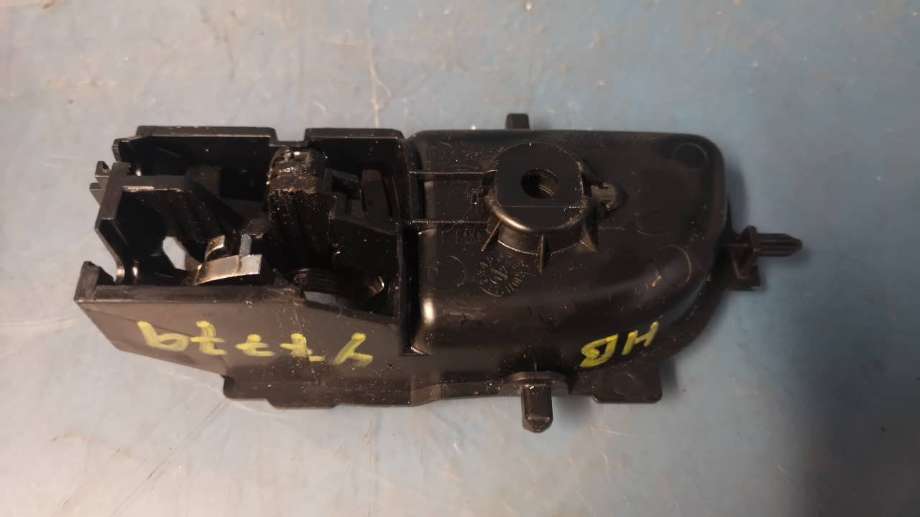 Dørhåndtak inv høyre bak til Toyota Yaris 2012-2014 (Type III, Fase 1) (TOYOTA|692050D200C0||69205-0D200)