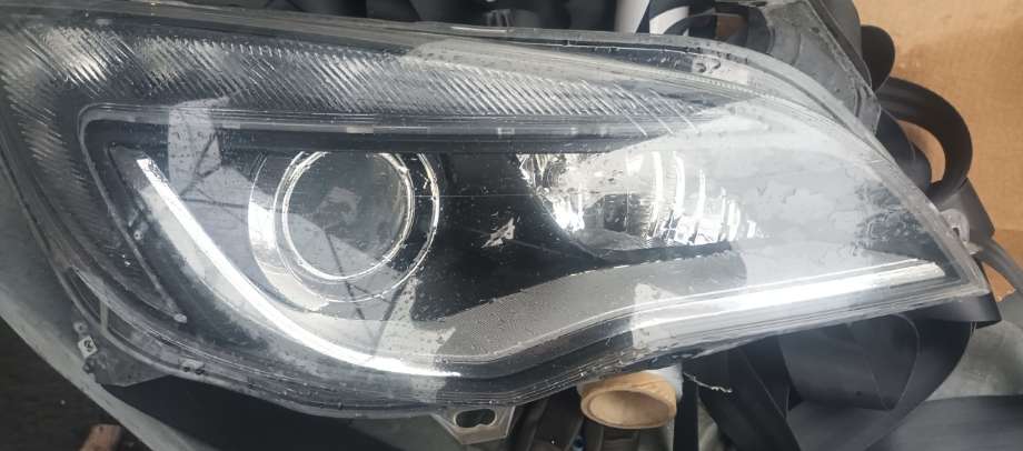 Frontlykt høyre xenon til Opel Astra J 2010-2015
