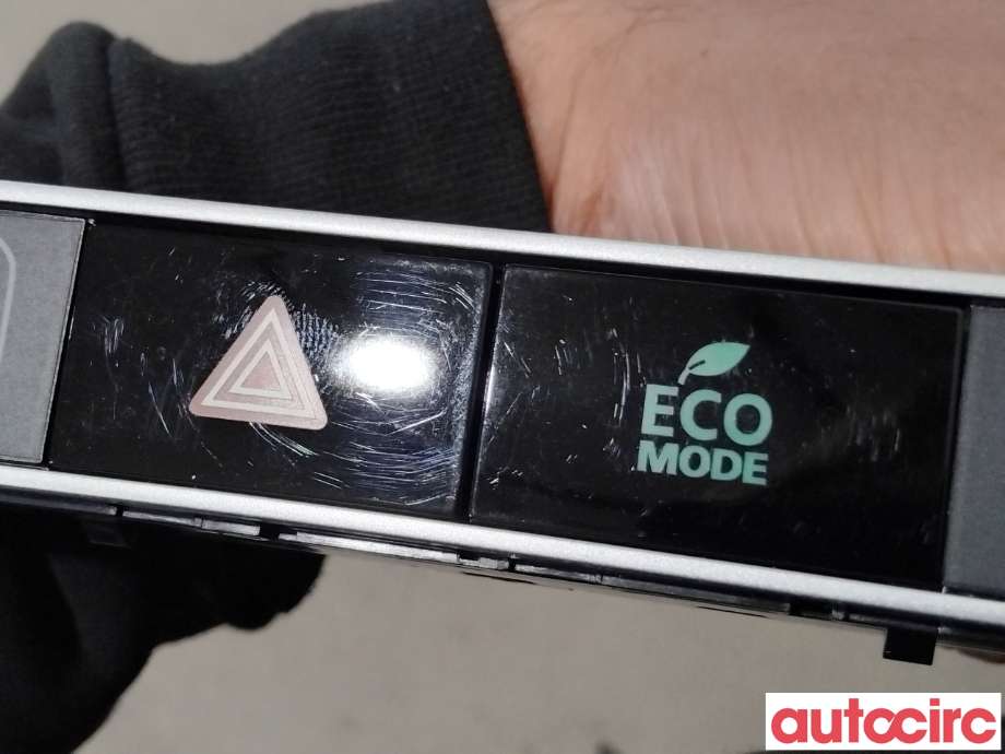 Bryter nødblink til Mitsubishi Outlander 2015-->> (Type III, Fase 2) (MITSUBISHI|8002C642|)