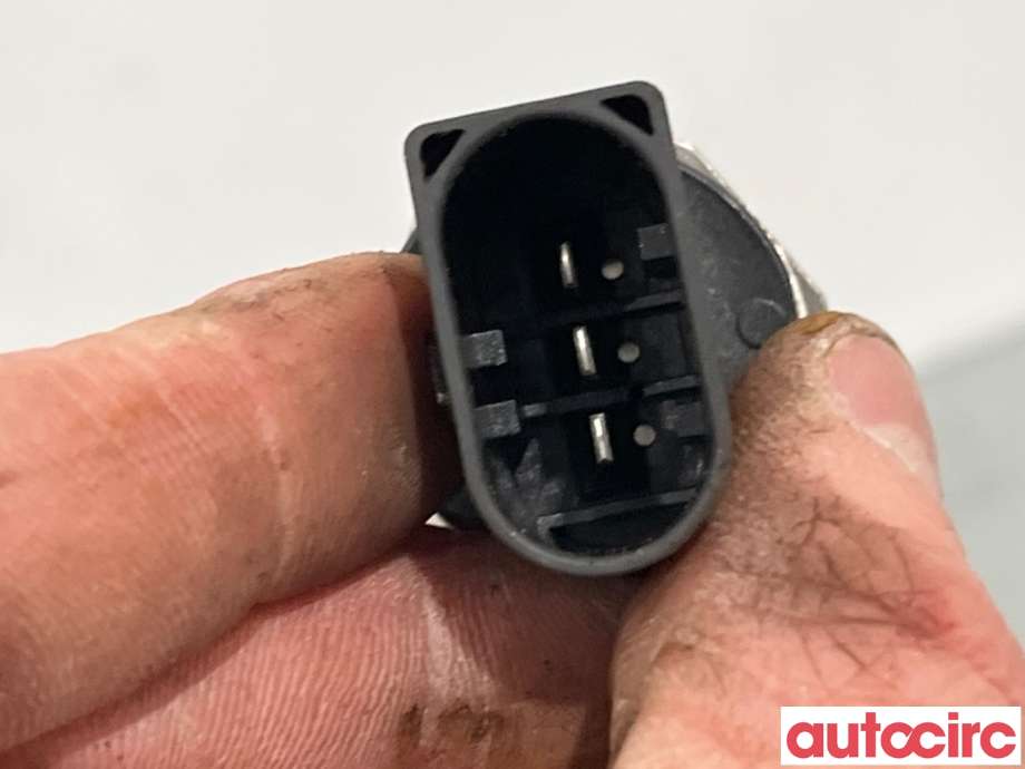 Dyseskinne (fuelrail) til VW Golf Sportsvan 2014-2018  (VOLKSWAGEN|04E133320D|)