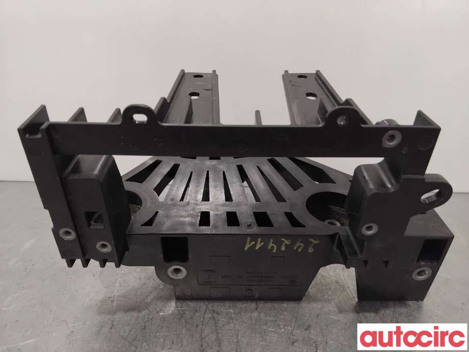 Diverse deler til Tesla Model Y 2021-2024 (Type I) (TESLA|1673627-01-D|)