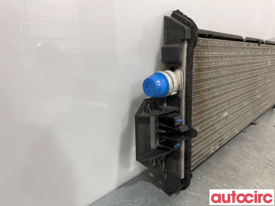 Radiator (automat gir) til Tesla Model 3 2018-2023 (Fase 1)  (TESLA|1077082-00-C|)