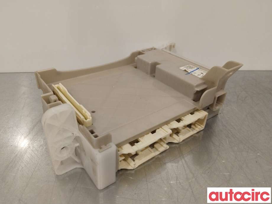 Sikringsboks til Toyota Yaris 2012-2014 (Type III, Fase 1)  (TOYOTA|8273052N60)