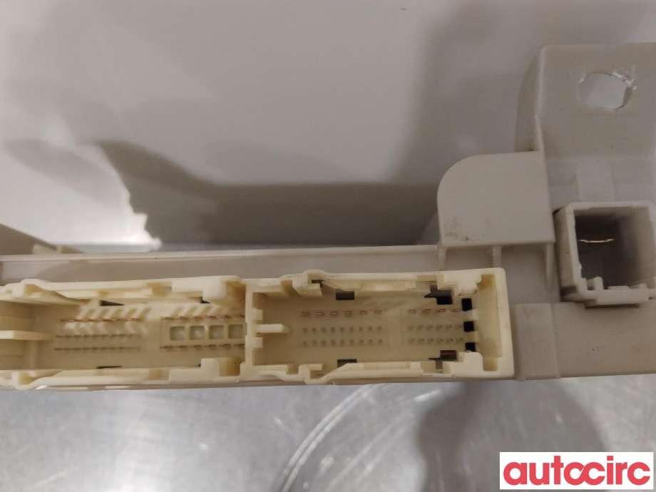 Sikringsboks til Toyota Yaris 2012-2014 (Type III, Fase 1)  (TOYOTA|8273052N60)