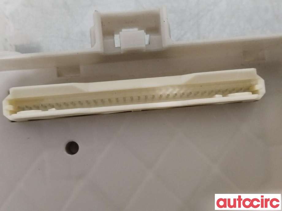Sikringsboks til Toyota Yaris 2012-2014 (Type III, Fase 1)  (TOYOTA|8273052N60)