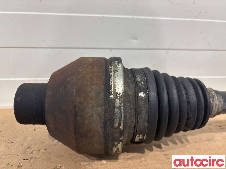Drivaksel høyre foran til VW Transporter / Caravelle 2015-2019 (T6) (T6) (VOLKSWAGEN|7E0407272AK|7E0407272BF)
