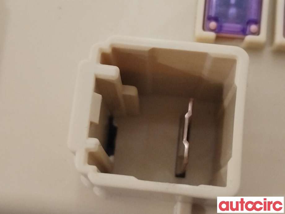 Sikringsboks til Toyota RAV4 2016-2019 (Type IV, Fase 2)  (TOYOTA|8273042811)