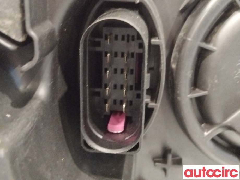 Frontlykt venstre halogen til Škoda Octavia 2013-2016 (Type III, Fase 1) (SKODA|5E1941017|030127220100|5E1941015)