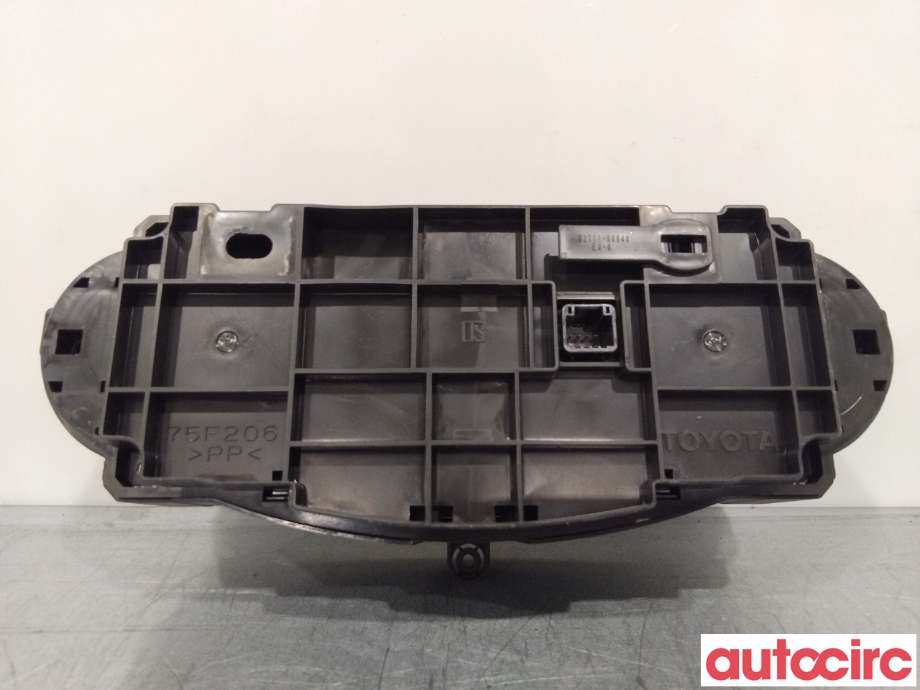 Varmeapparat betjening til Toyota Yaris 2014-2020 (Type III, Fase 2)  (TOYOTA|559000D800C3)